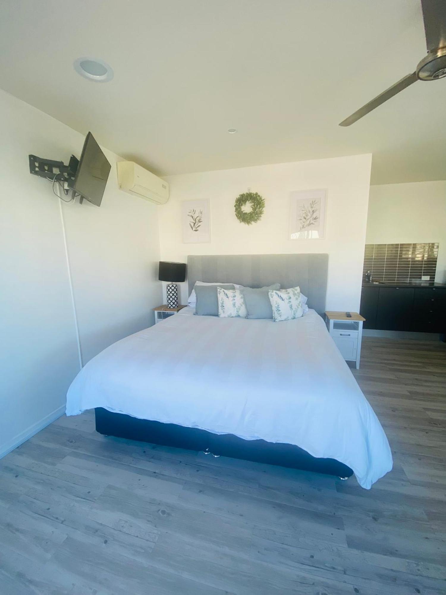 Self Contained - Sleeps 4 Apartment *