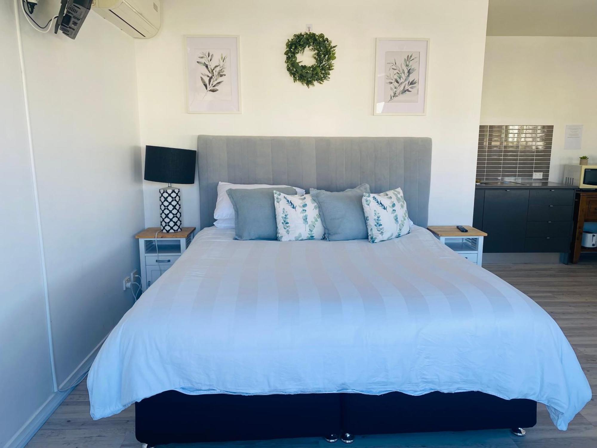 Self Contained - Sleeps 4 *