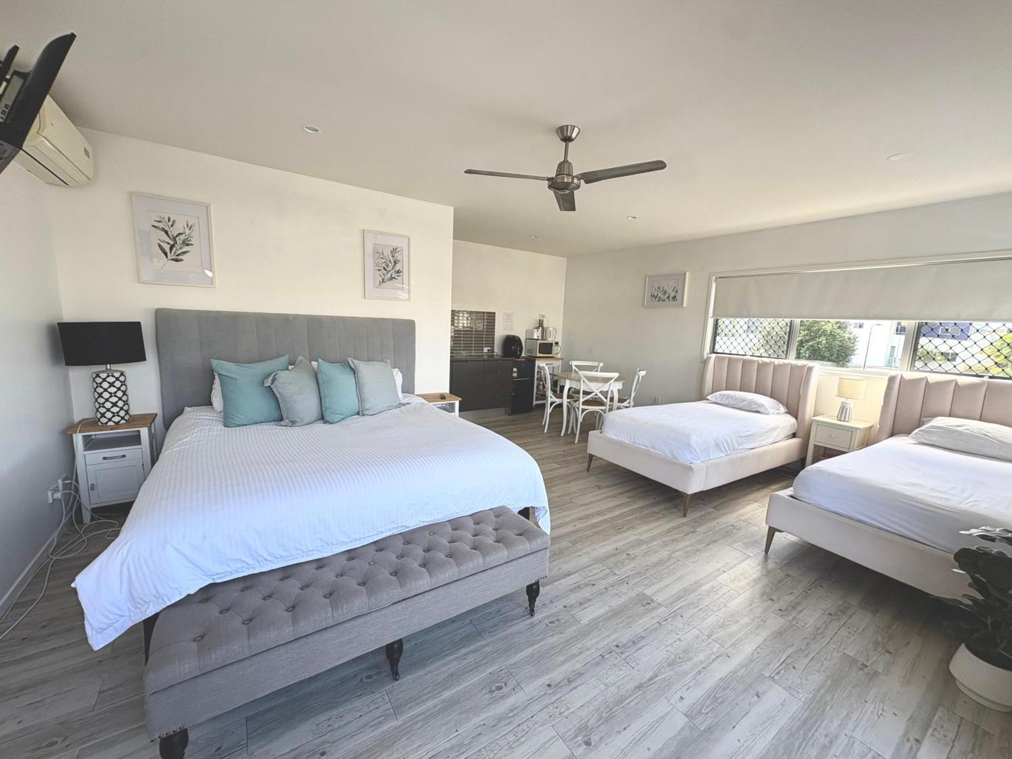 Self Contained - Sleeps 4 *